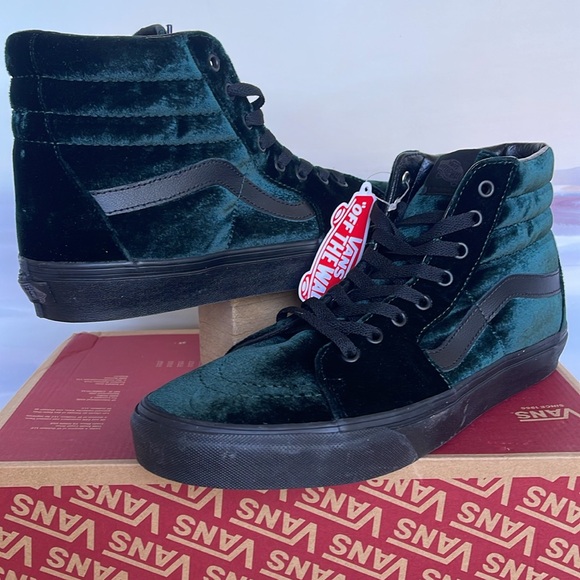 Vans WMNS Sk8-Hi Velvet Green/Black
VN0A4BVT203
Sneakers - Picture 8 of 16